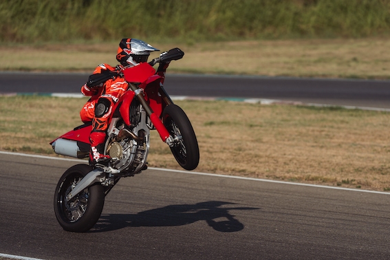 MY27_DESMO450SM_DYNAMICS_26