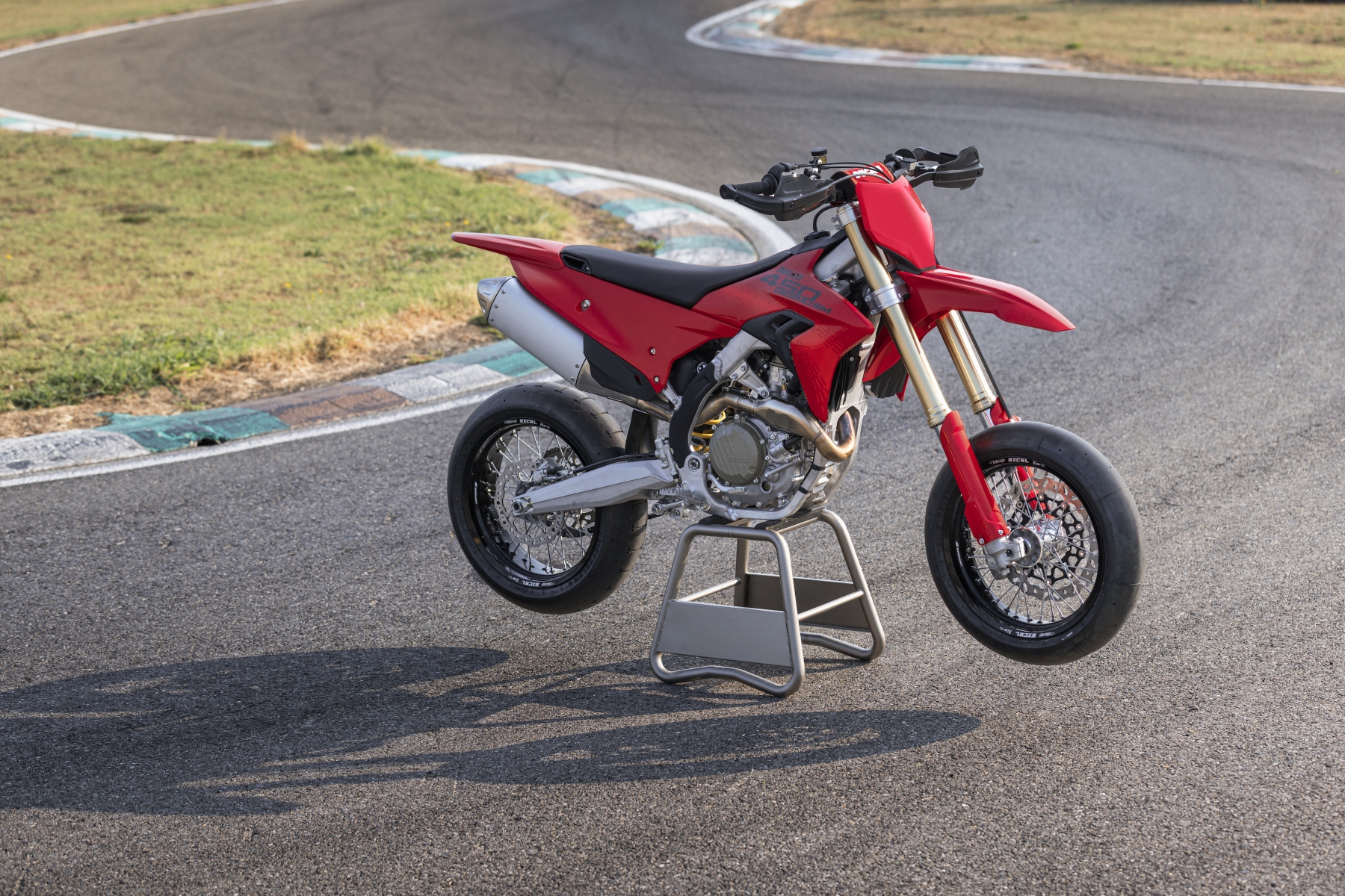 MY27_DESMO450SM_STATICS_ON_LOCATION_1