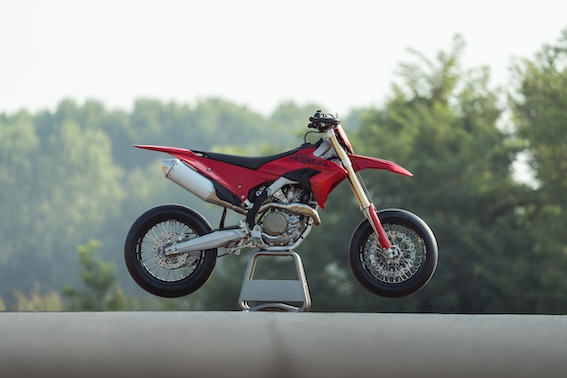 MY27_DESMO450SM_STATICS_ON_LOCATION_11