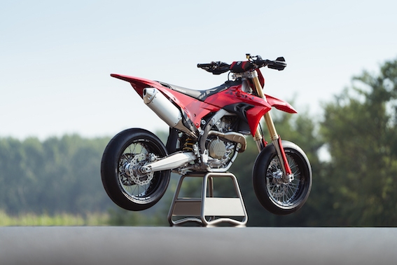 MY27_DESMO450SM_STATICS_ON_LOCATION_8