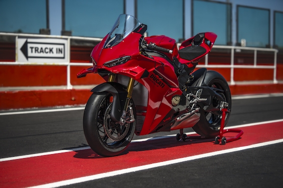 01_-_MY27_PANIGALE_V4S_STATICS_ON_LOCATION_20