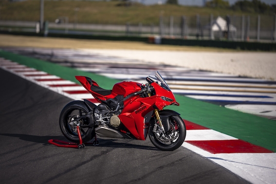 MY27_PANIGALE_V4S_STATICS_ON_LOCATION_10