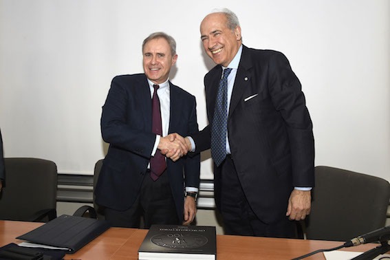 Maserati_UNIMORE_firma-protocollo-collaborazione_da-sinistra_Ing.H.Wester-CEO-Maserati_Prof.A.Andrisano-Rettore-UNIMORE_DA26456-11