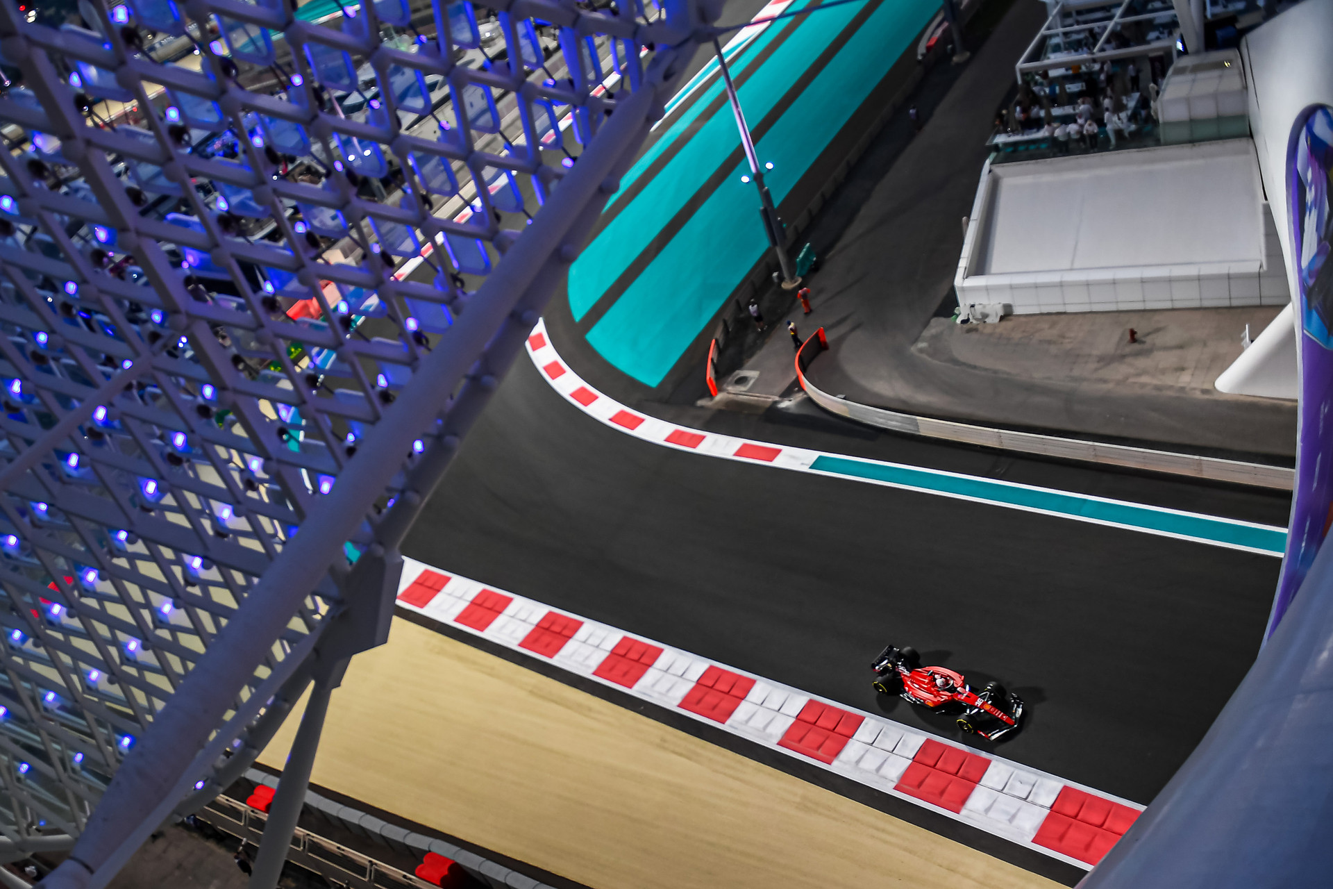 Gran Premio di Abu Dhabi – Prove libere 2: Charles primo, Carlos contro le barriere