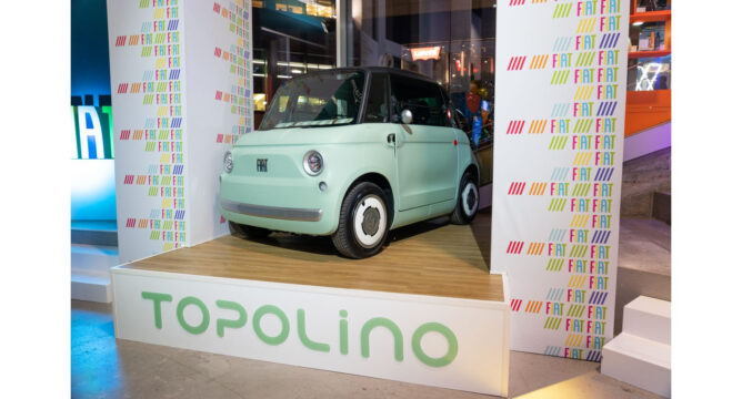Fiat Topolino illumina l’Amazon Black Friday Fun House nel centro di Milano