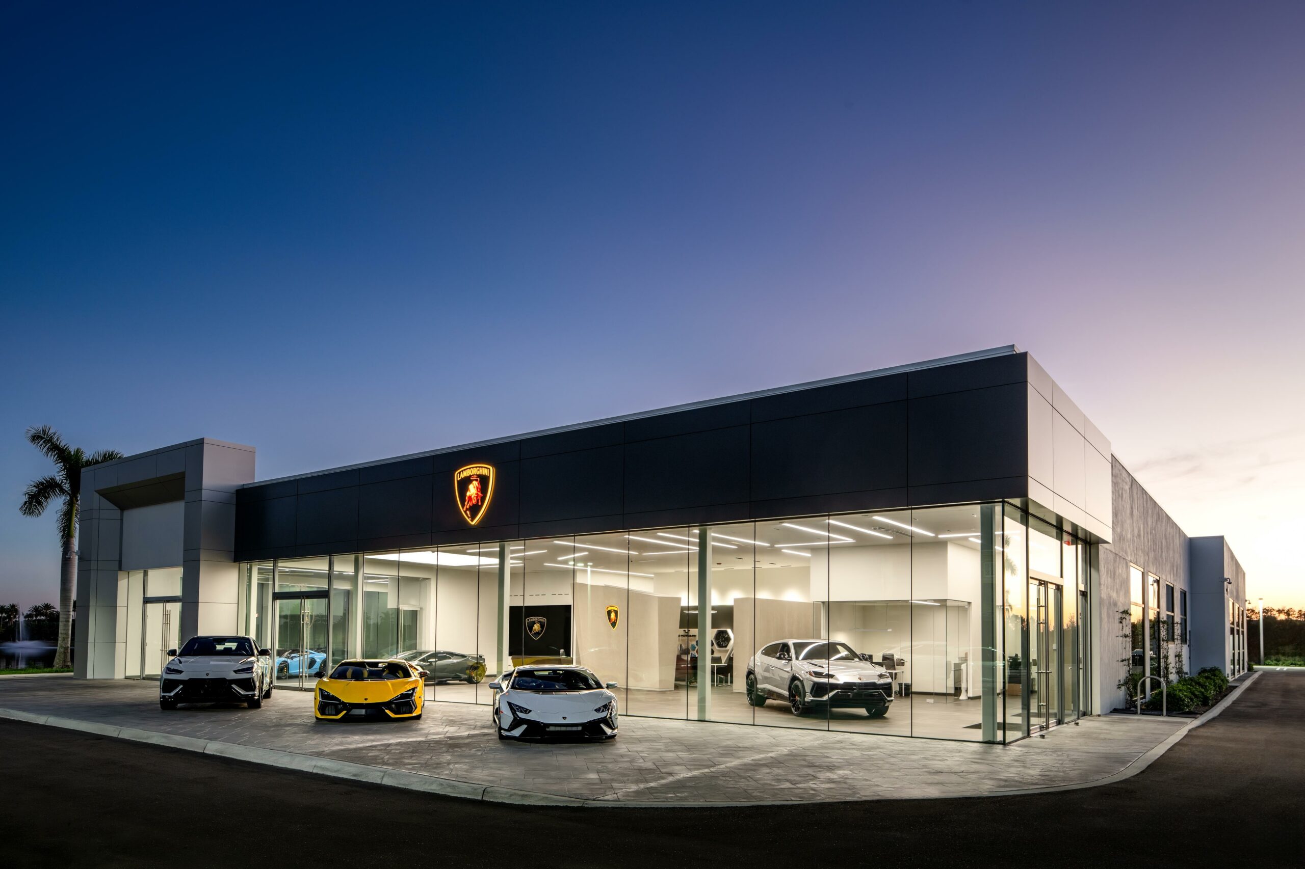 Lamborghini presenta un nuovo showroom a Naples (Florida) in occasione del debutto sul mercato della V12 supersportiva ibrida Revuelto