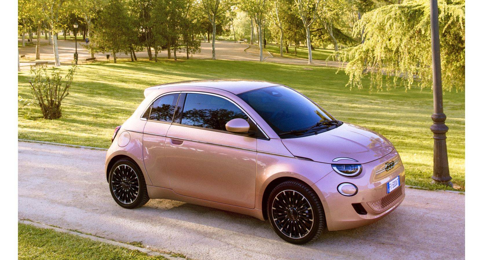 Nel 2023 Fiat 500e è leader nel mercato delle city car elettriche in Europa per il secondo anno consecutivo