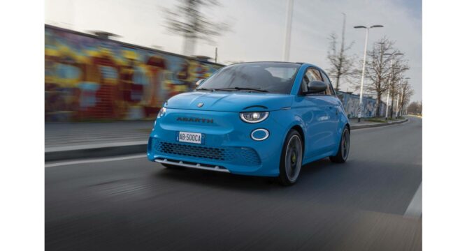 Abarth 500e entra nella rosa delle finaliste dei World Car Awards 2024