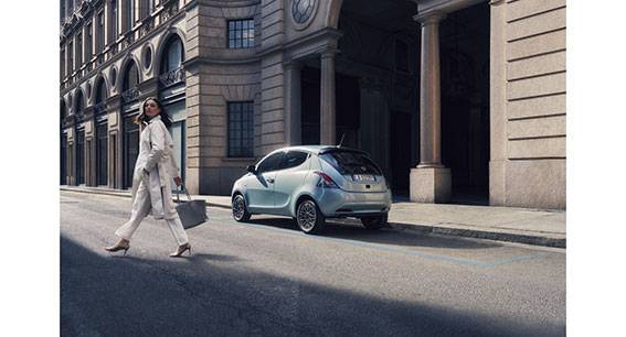 Il marchio Lancia celebra la Ypsilon, icona di stile e city car dei record. Non perderti la sua ultima “collezione”