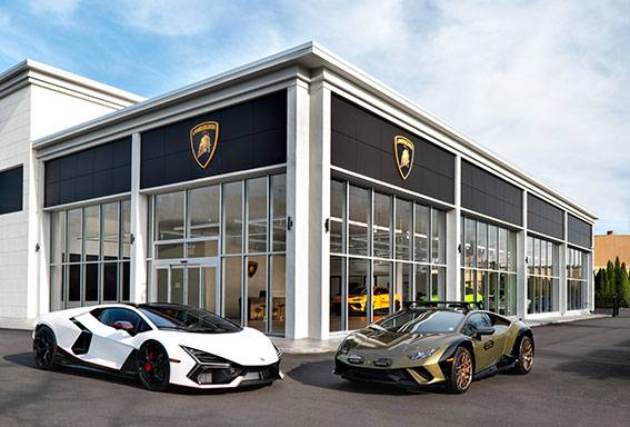 Automobili Lamborghini presenta la nuova veste dello showroom di Long Island esponendo il primo Super SUV ibrido plug-in