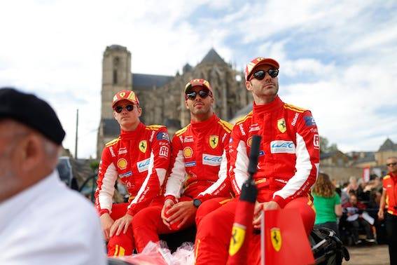 Piloti e team Ferrari protagonisti della parata a Le Mans