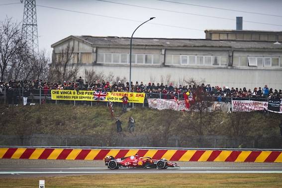Giri inaugurali in Ferrari per Lewis, ritorno in abitacolo per Charles